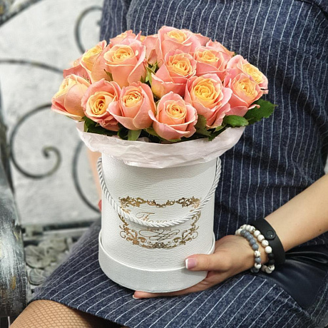 Шляпная коробка из коралловых роз с тишью Влюбленность - Фото 1