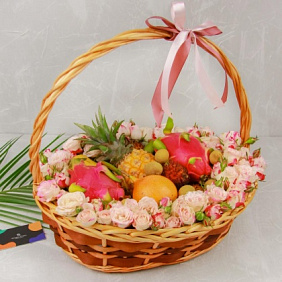 Корзина "Кустовые розы с экзотическими фруктами"