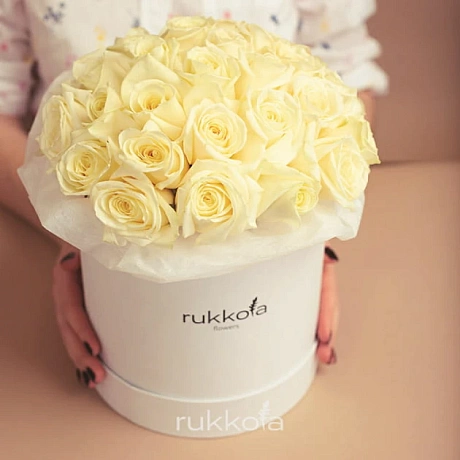 15 белых роз в маленькой белой шляпной коробке - Фото 1
