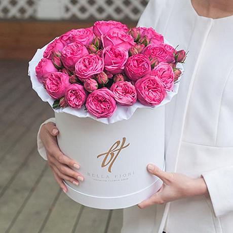 Розовые пионовидные кустовые розы микс в белой шляпной коробке - Фото 1
