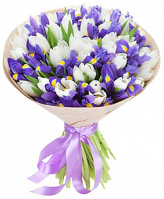 Букет из белых тюльпанов и ирисов