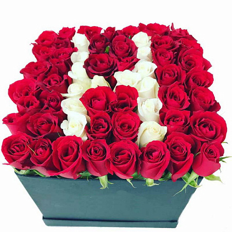 51 красная и белая роза в коробке с первой буквой имени - Фото 1
