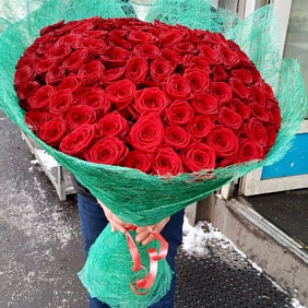 Букет 101 роза Красная 80 см в Упаковке «Цветная сетка»