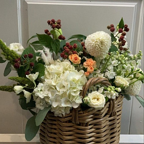 Корзинка с георгинами