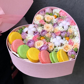 Коробка сердце с макаронс