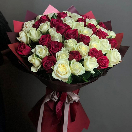 Букет из 51 красных и белых роз - Фото 1