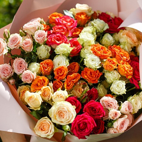 Кустовые розы микс в красной шляпной коробке №59