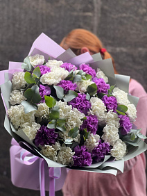 Стильный букет из гвоздик