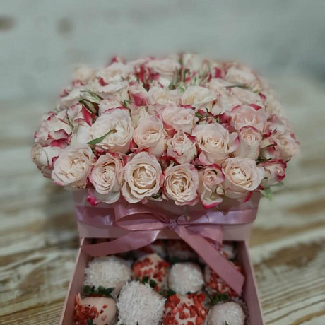 Букет с клубникой в шоколаде и кустовыми розами в коробке 47 - Фото 1