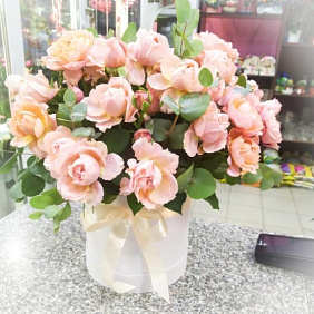 Большая шляпная коробка с цветами