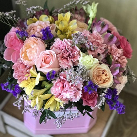 Розовые цветы в шляпной коробке