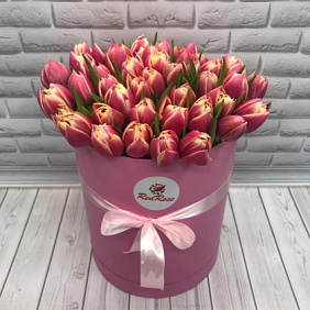 35 красно-рыжих тюльпанов в розовой шляпной коробке №556