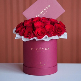 Розы Ред Наоми в бордовой коробке М