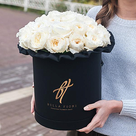 11 белых пионовидных роз Премиум в черной шляпной коробке - Фото 1