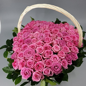 Огромное розовое сердце из цветов