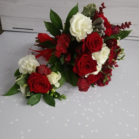 Букет невесты с бутаньеркой