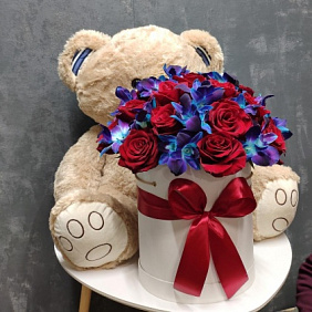 Мишка с цветами готов радовать ваш близких