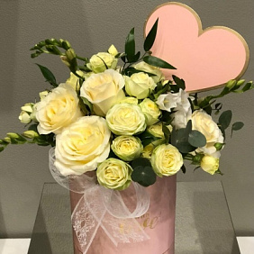 Цветы в коробке С любовью