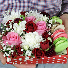 Коробка с макарунами. Розы, гвоздика и хризантема