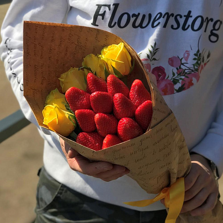 Букет комплимент. Жёлтая Роза. Клубника. N436 - Фото 1