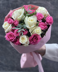 Букет из роз и кустовых роз