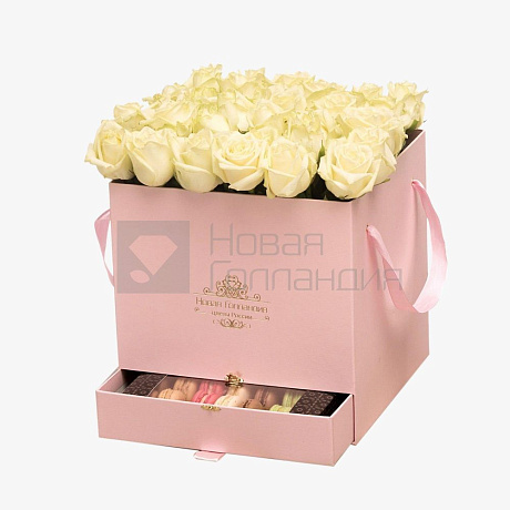 35 белых роз в большой розовой коробке шкатулке с макарунсами - Фото 1