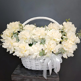 Белая подарочная композиция из цветов