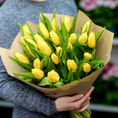 Букет из 25 желтых тюльпанов в крафте - Фото 1