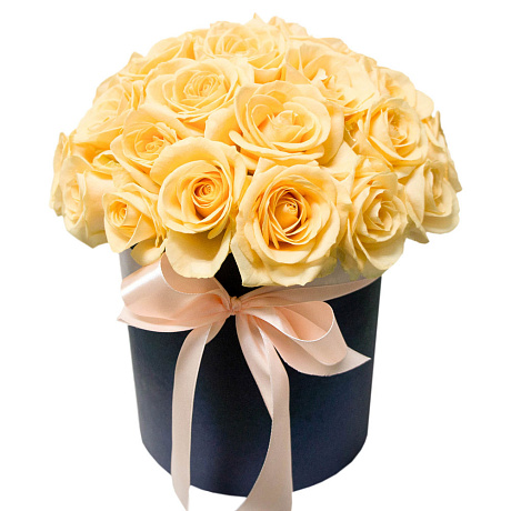 Букет из 21 кремовой розы в бархатной шляпной коробке - Фото 1