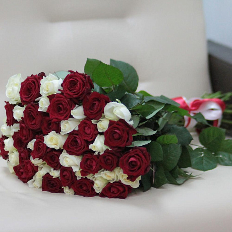 51 красная и белая роза 60 см - Фото 1