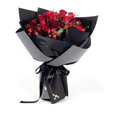 Букет из 15 красных роз, гиперикум и эвкалипта - Фото 1