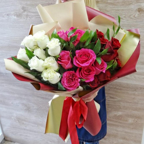 Букет из 25 роз микс в дизайнерской упаковке - Фото 1