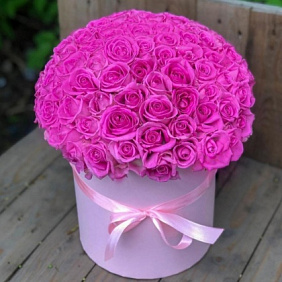 75 розовых роз в шляпной коробке №2