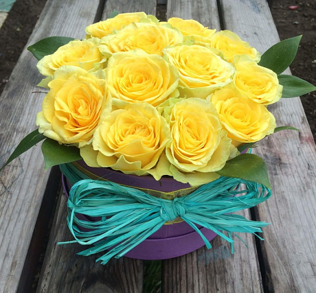 15 желтых роз в маленькой розовой шляпной коробке - Фото 1