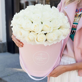 Белые розы в шляпной коробке Grand PINK