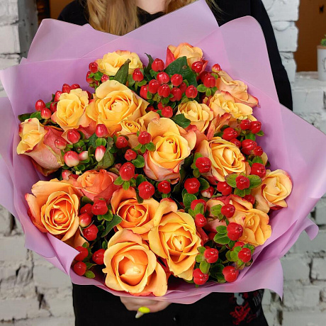 Букет из роз и гиперикума Верона - Фото 1