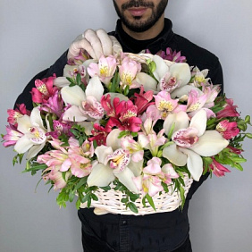 Эстетичный внешний вид корзины с свежими цветами орхидеи и альстромерии