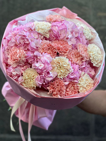 Букет из розовых гвоздик и гортензий