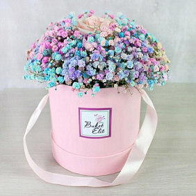 Радужная гипсофила в коробке с розой