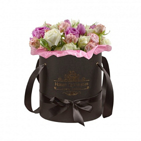 Микс пионовидных кустовых роз в черной шляпной коробке №738