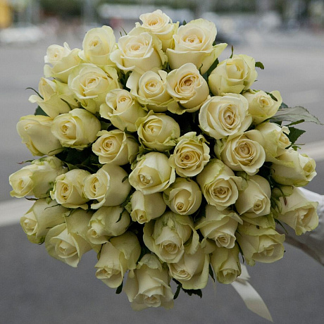 Букет из 31 белой розы - Фото 1