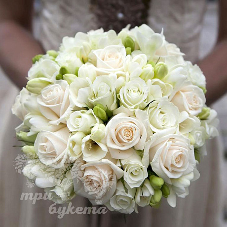 Букет невесты из кремовых и белых роз - Фото 1
