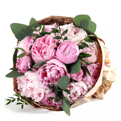 11 розовых пионов в крафте с эвкалиптом - Фото 1