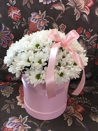 7 Белых хризантем в розовой шляпной коробке №78 - Фото 1