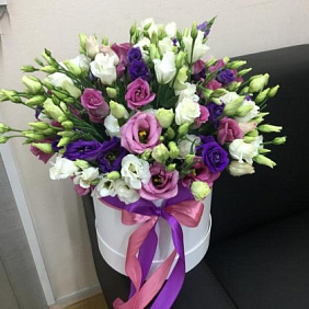 Букет в шляпной коробке из 35 лизиантусов микс