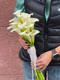 Букет невесты из крупных белых калл