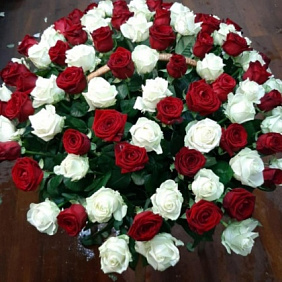 101 красно-белая роза в корзине
