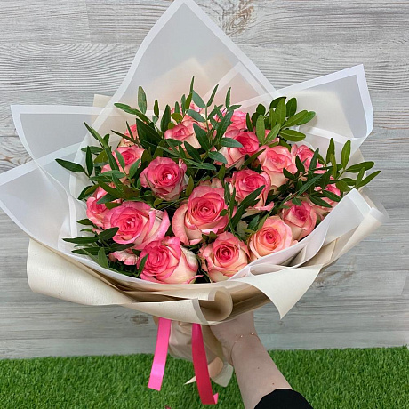 Букет из 19 роз Джумилия и зелени - Фото 1