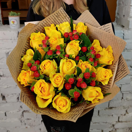 Букет из роз и гиперикума Яркие сны - Фото 1