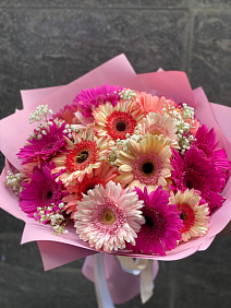 Букет из гербер мини и гипсофилы "Восхищение"